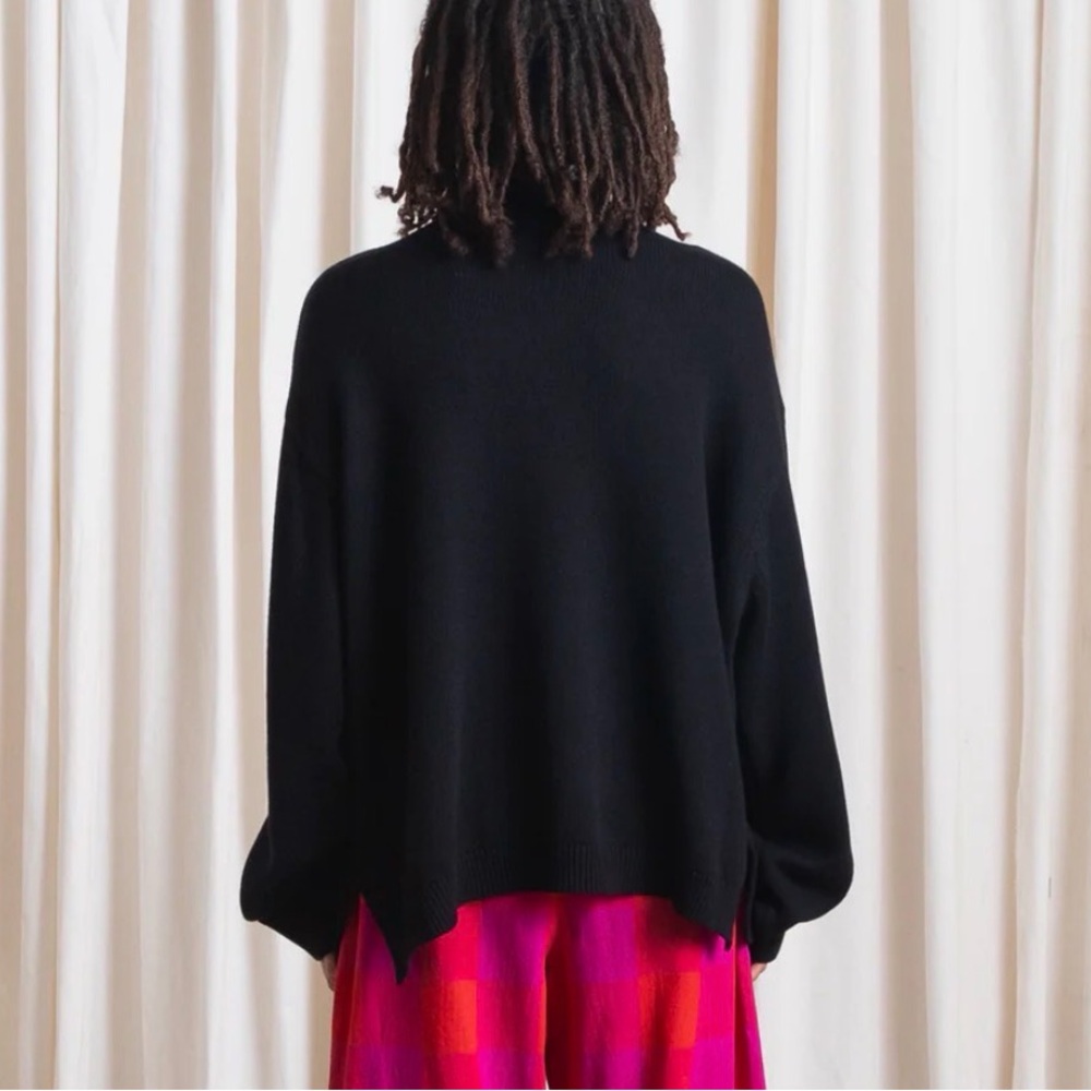 Ali Golden Relaxed Black Turtleneck Sweater - Picture 4 of 12